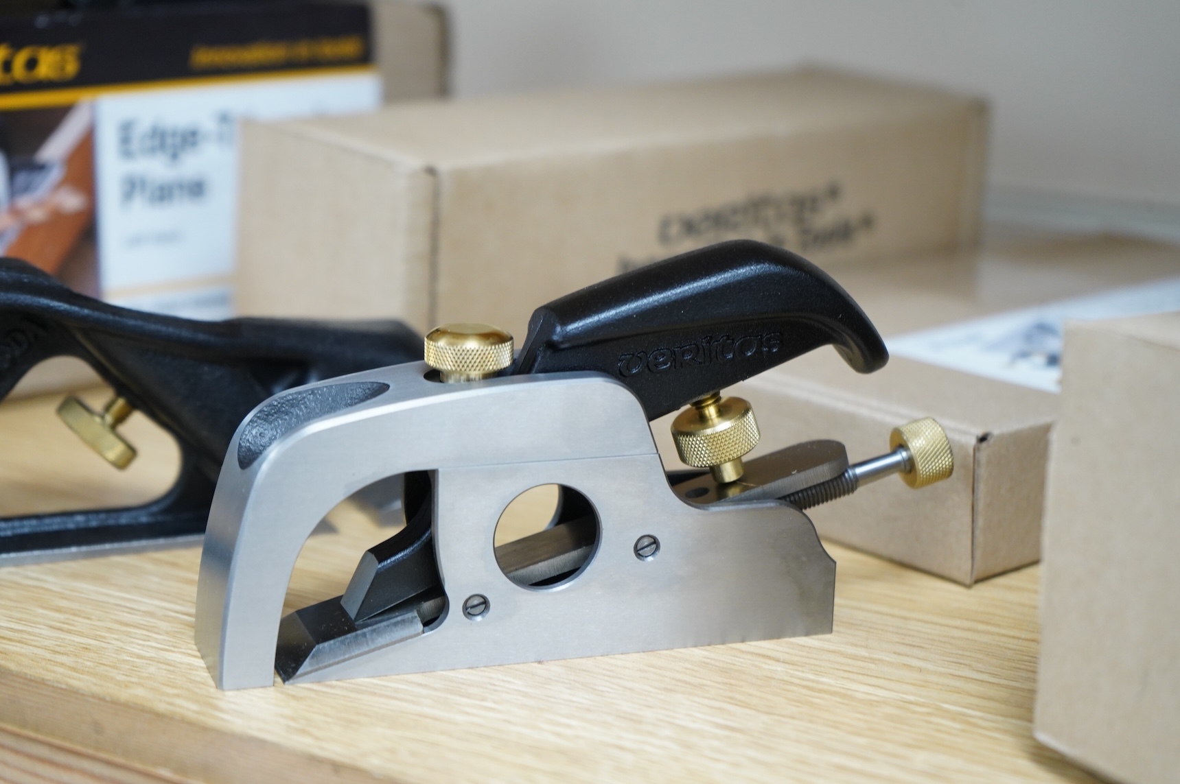 Two boxed Veritas planes; a chisel plane (05P2101), together with a bullnose shoulder plane (05P42.01)